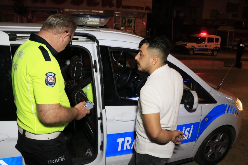 Bekçilerin üzerine sürerek uygulamadan kaçan sürücü kaza yapıp yakalandı