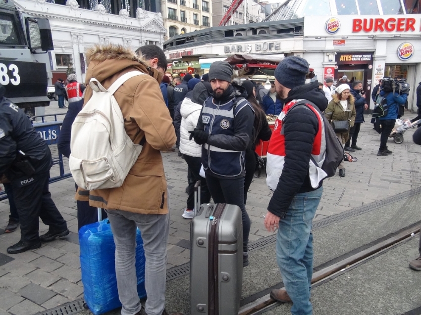 Taksim’de yılbaşı önlemleri başladı, yollar araç trafiğine kapatıldı