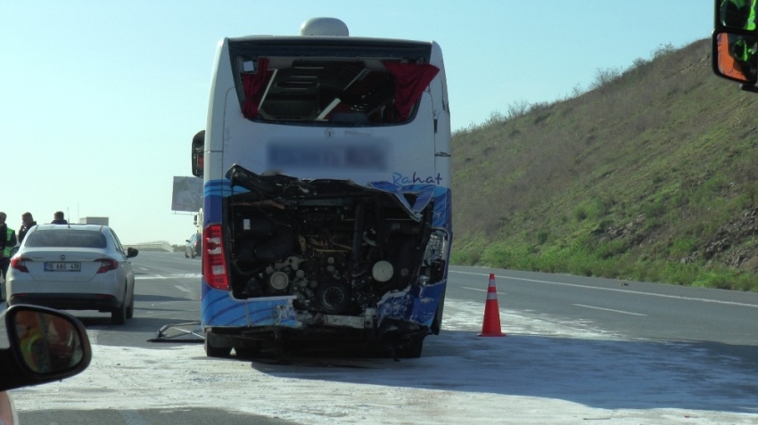 Feci kaza: tır ile otobüs çarpıştı, 3 kişi yaralandı