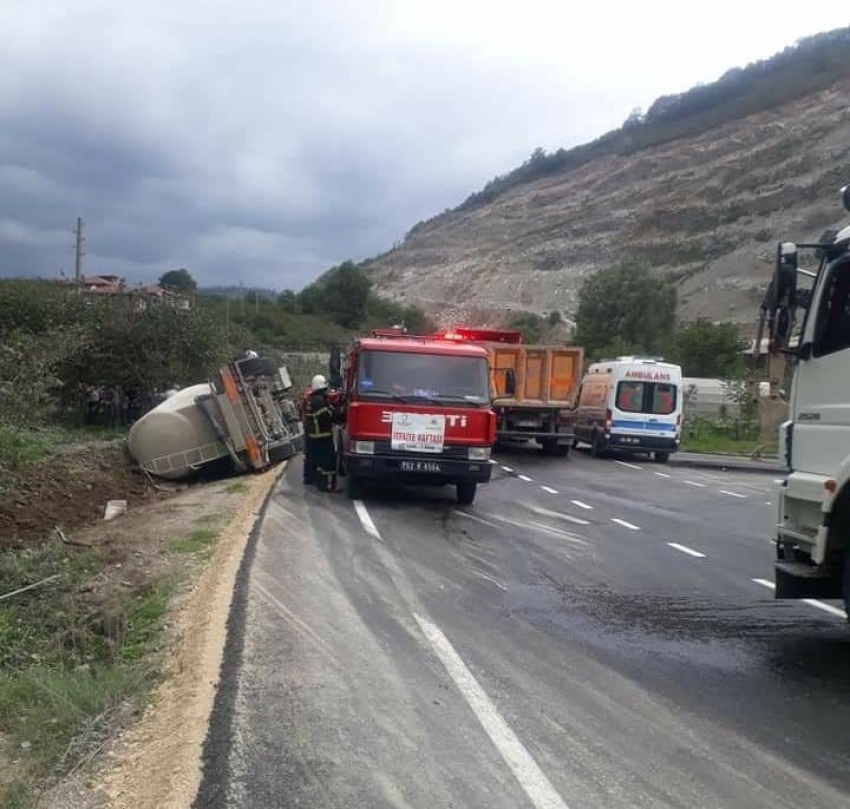 Kontrolden çıkan beton mikseri yan yattı: 1 yaralı