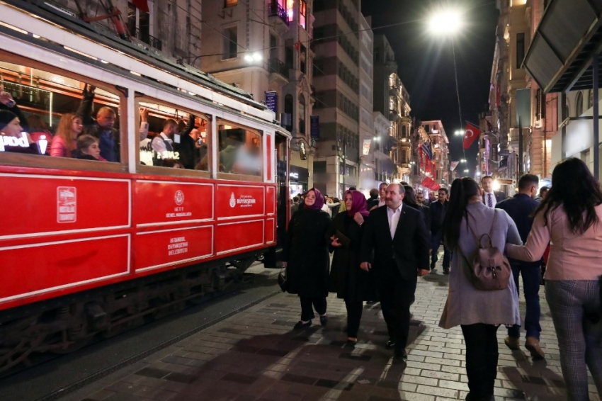 İki bakan İstiklal Caddesi’nde yürüyüşe çıktı