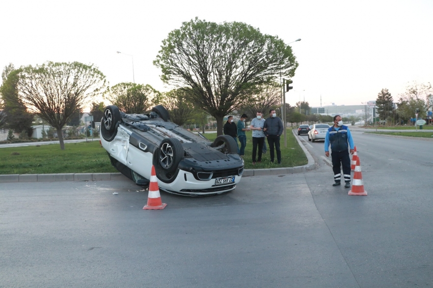 Takla atan araçtan yaralıyı belediye çalışanı kurtardı