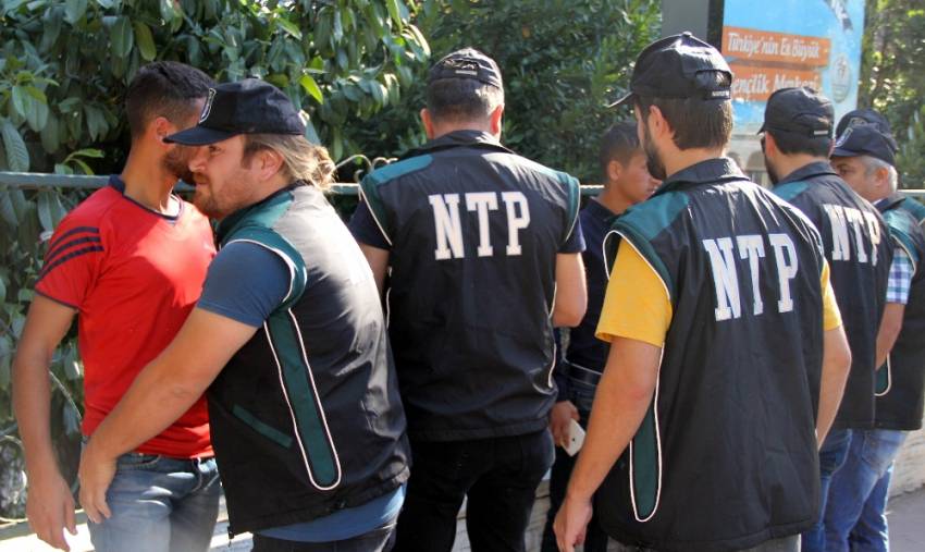 Okulun ilk günü polis denetime çıktı