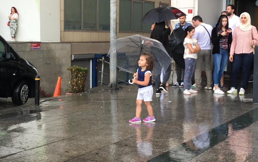 İstanbul’da etkili olan yağış vatandaşlara zor anlar yaşattı