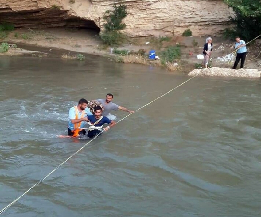 Piknikçiler yükselen çay suyunda mahsur kaldı