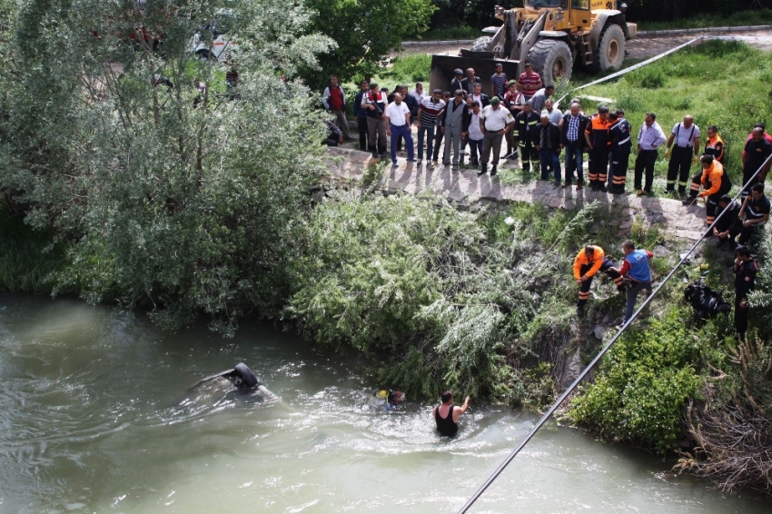 Otomobil Kızılırmak’a uçtu