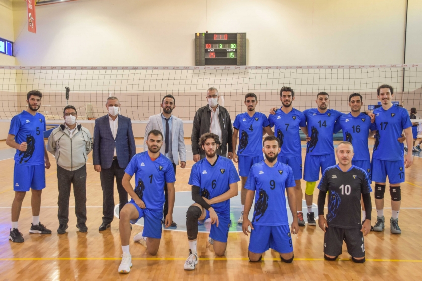 Karacabey Belediyespor voleybol takımı şampiyonluk yolunda tam gaz