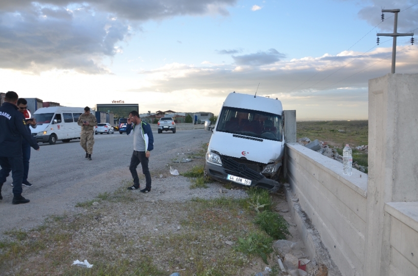 İşçi servisi kaza yaptı: 10 yaralı