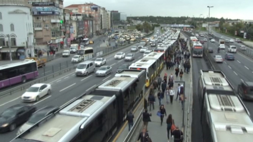 Metrobüs hattındaki arıza uzun kuyruklar oluşturdu