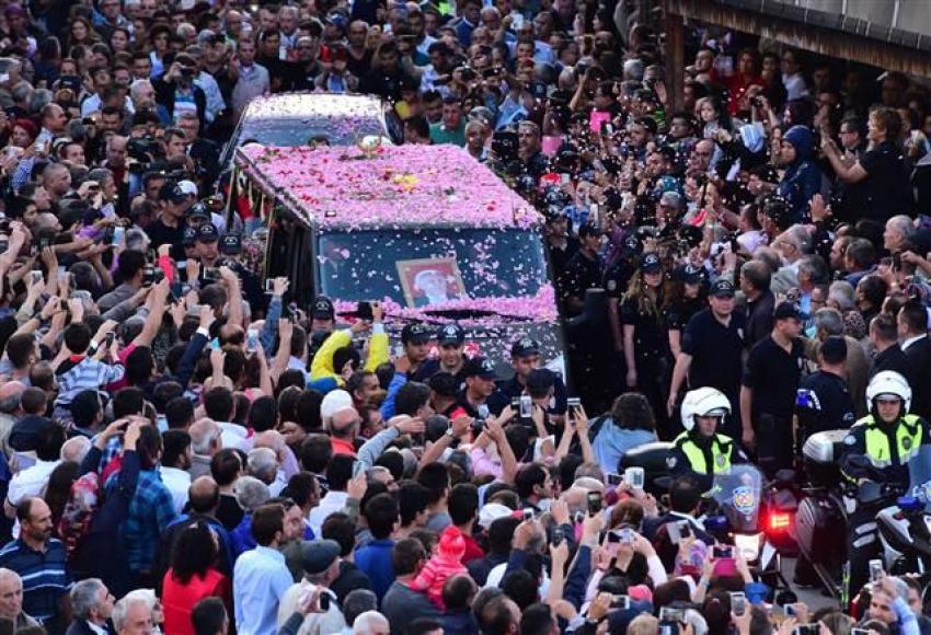 Süleyman Demirel doğduğu topraklarda gül yağmuruna tutuldu