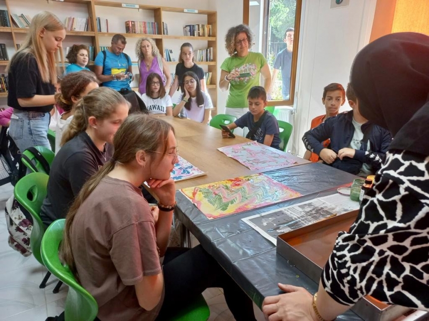 Yabancı öğrenciler bilgi evinde ebru sanatı ile tanıştı