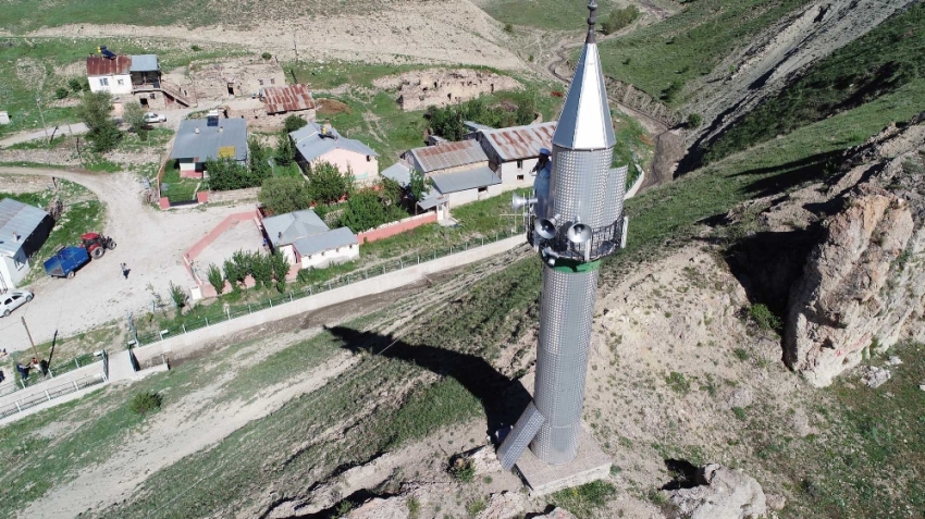 Cami köyde, minaresi tepede