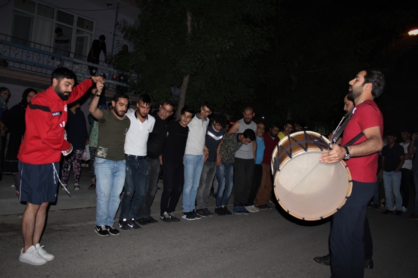 Elazığ’da davullu klarnetli sahur halayı