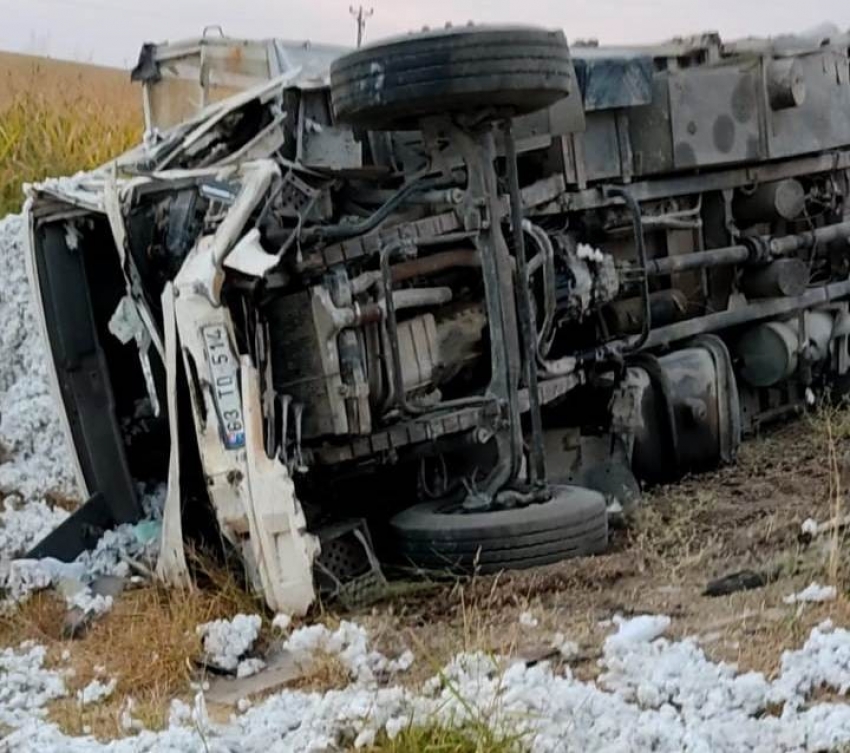 Kamyonlar kafa kafaya çarpıştı: 3 ölü, 1 yaralı