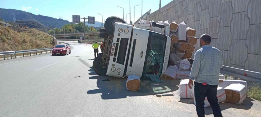 Saman yüklü kamyon devrildi