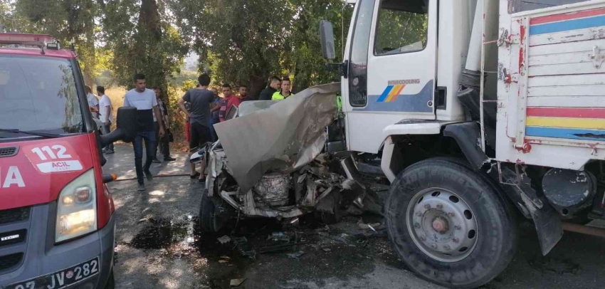 Kamyonun altına giren otomobil hurdaya döndü