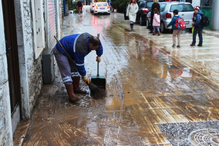 100 araç, 50 ev, 30 iş yeri sular altında kaldı