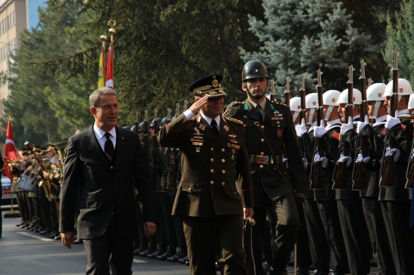 Bakan Akar Venezuelalı mevkidaşı ile görüştü