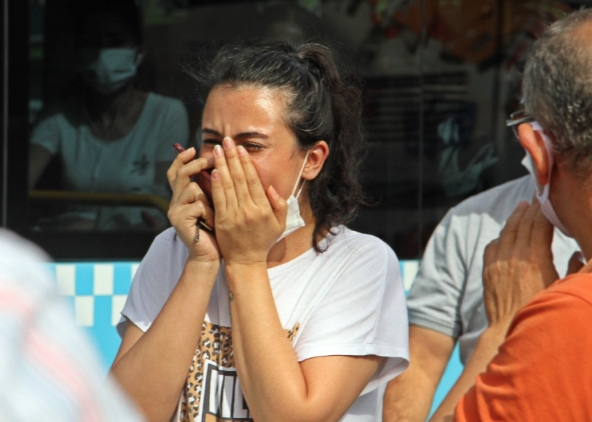 Kadın sürücü ilk önce kaza yaptı sonrasında gözyaşlarına boğuldu