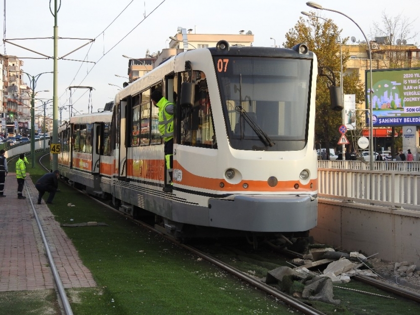 Tramvay raydan çıktı