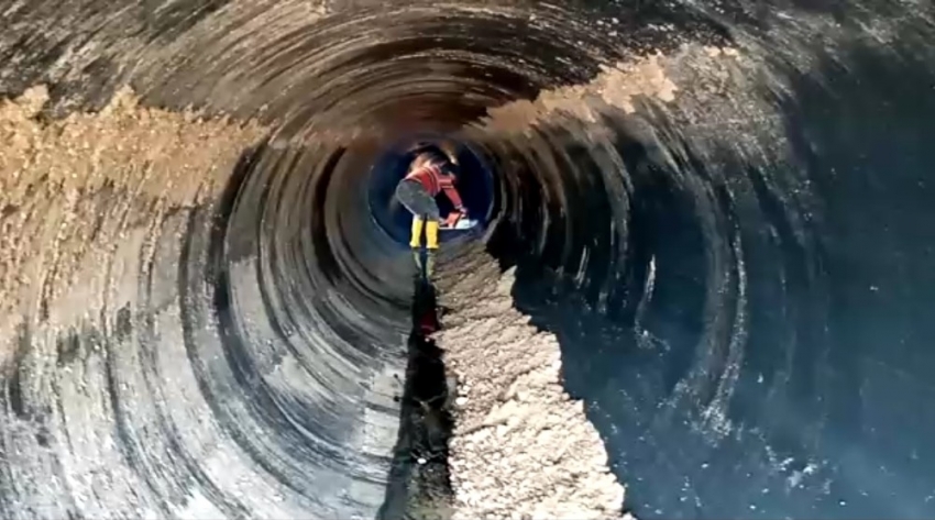 Sahile vuran 200 metrelik boru görenleri şaşkına çevirdi