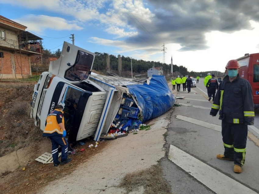 Kütahya’da sebze yüklü kamyonet devrildi: 1 ölü, 1 yaralı