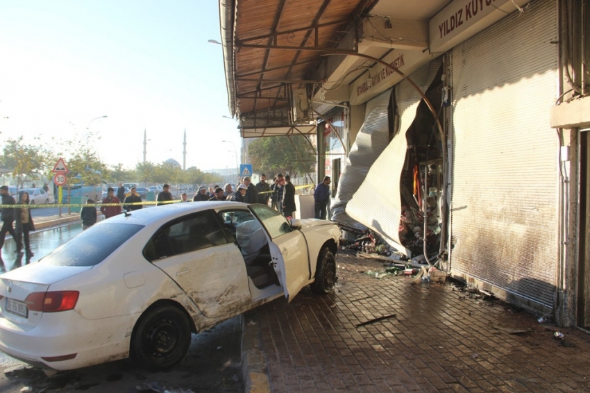 Otomobil öğrencilerin arasına daldı: 1 ölü, 1 yaralı