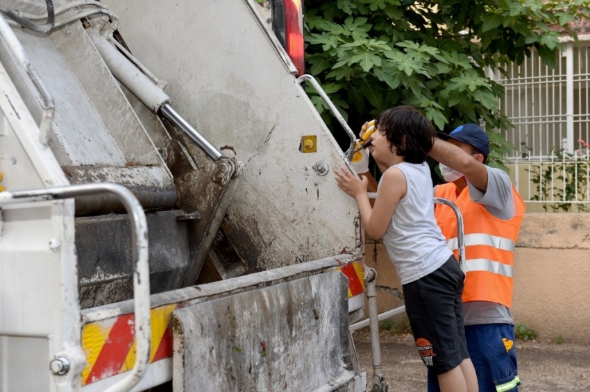 Otizmli Selçuk’un çöp kamyonu ilgisi