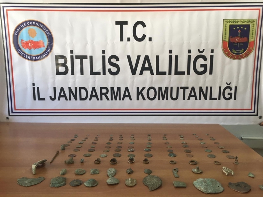 Bitlis’te tarihi eser kaçakçıları suçüstü yakalandı