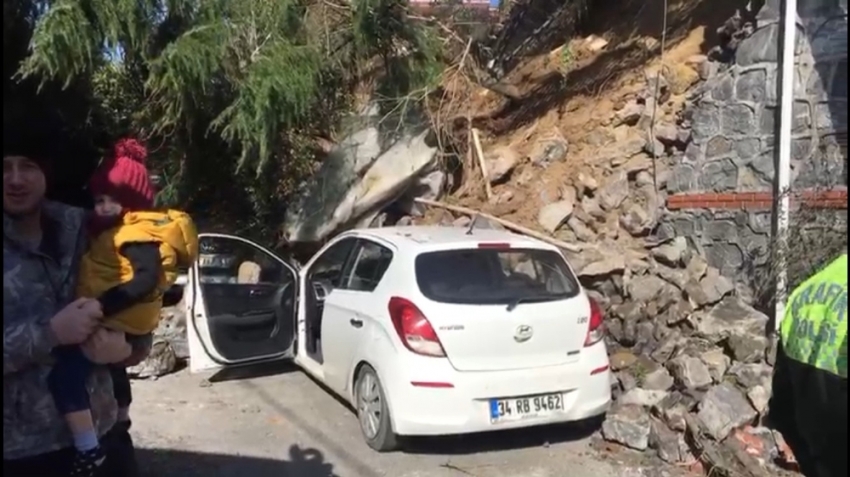 Beykoz’da duvar çöktü, iki araç altında kaldı