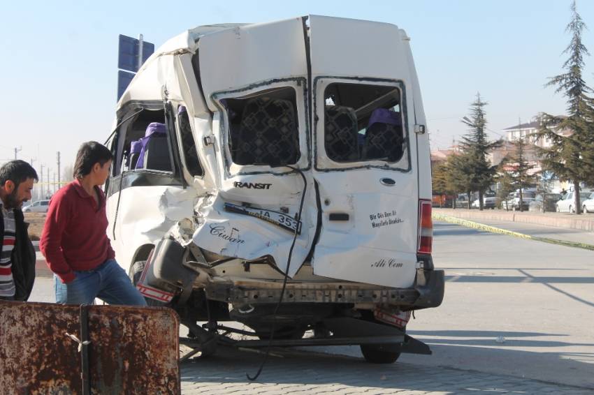 Tren minibüse çarptı: 6’sı engelli öğrenci 14 yaralı