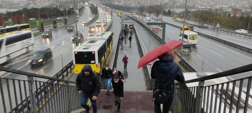  Soğuk ve yağışlı hava etkili olmaya başladı