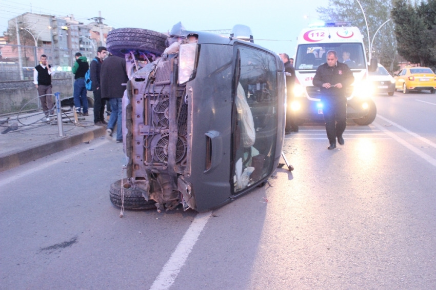 Otomobile çarpan minibüs yan yattı: 3 yaralı