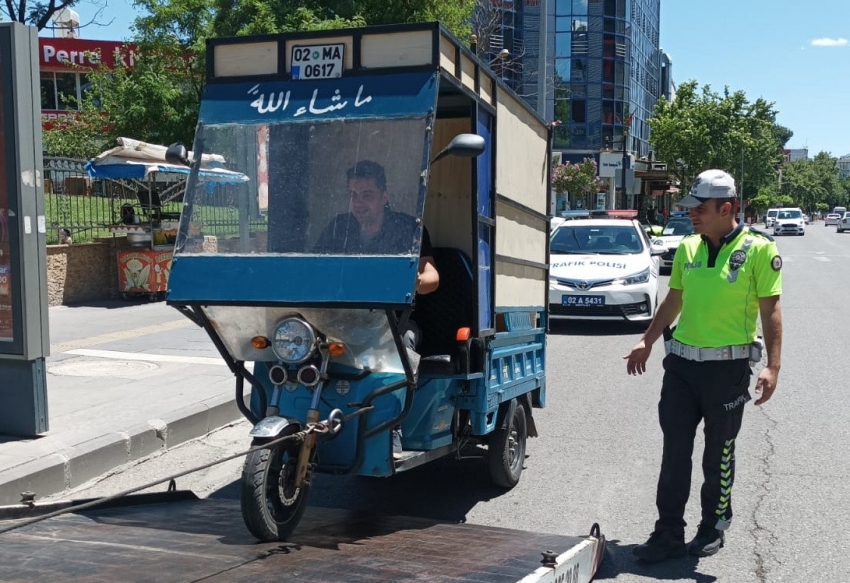 Ceza makbuzunu imzalamadan kaçtı, kovalamaca sonucu yakalandı