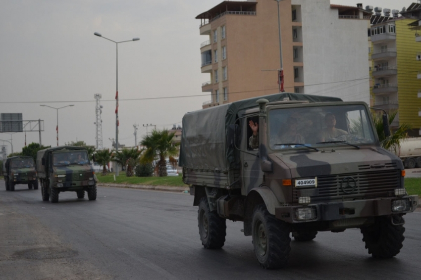 Hatay sınırına askeri personel sevkiyatı sürüyor