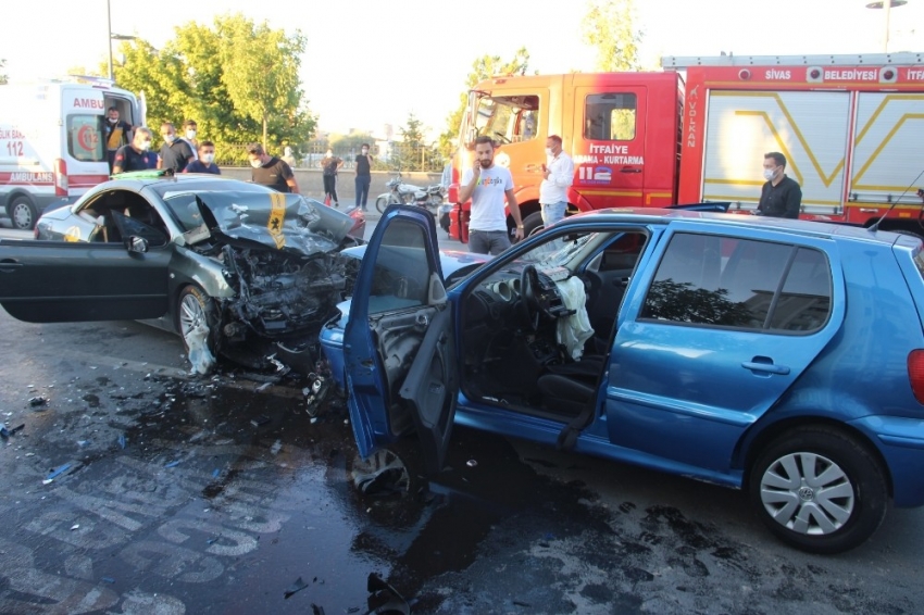 Otomobiller kafa kafaya çarpıştı: 3 yaralı