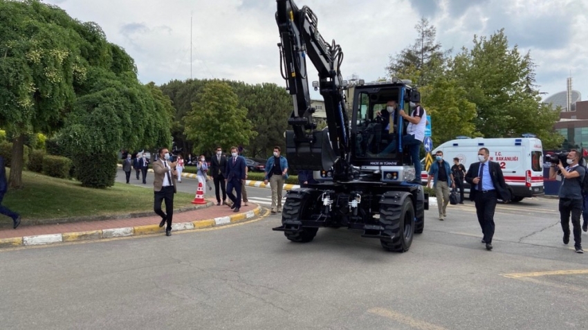 Cumhurbaşkanı Erdoğan, yerli ve elektrikli Ekskavatör’ü kullandı