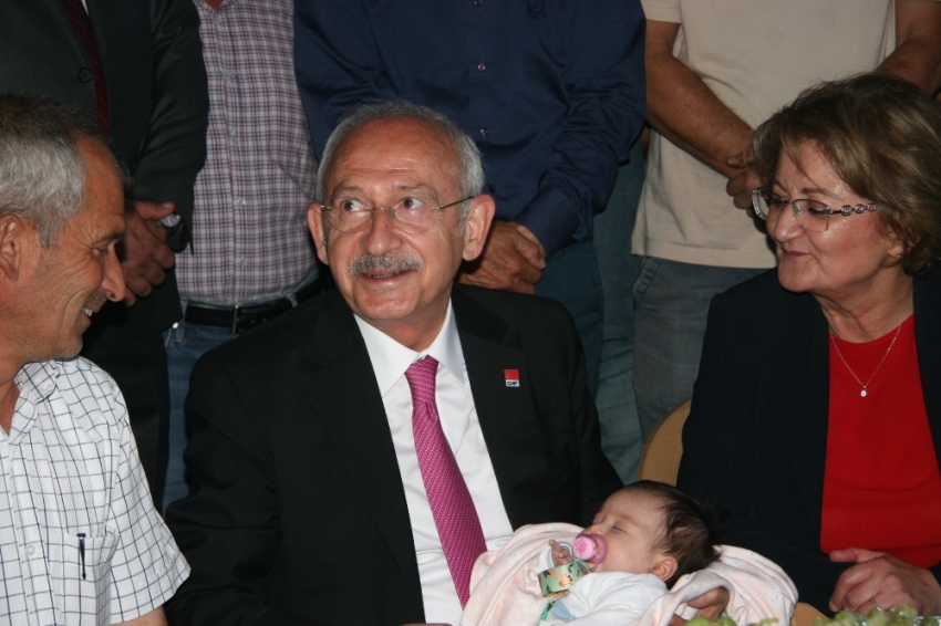 Kılıçdaroğlu Denizli’de depremzedeleri ziyaret etti