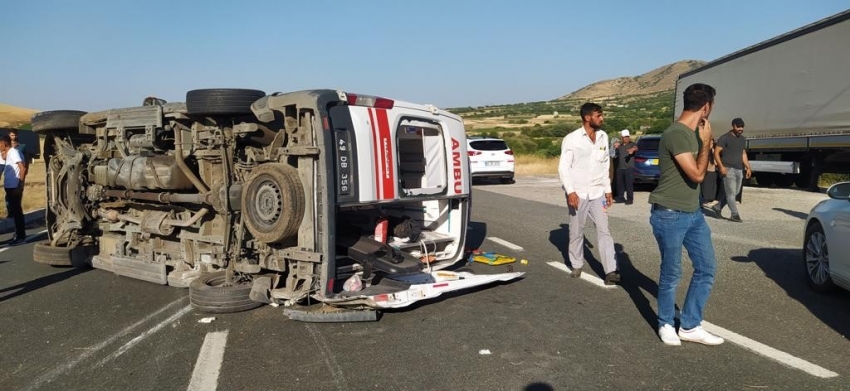 Otomobil ambulansa çarptı: 3 yaralı