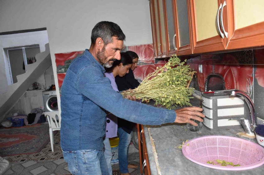 4 çocuğuna hem annelik, hem babalık yapıyor