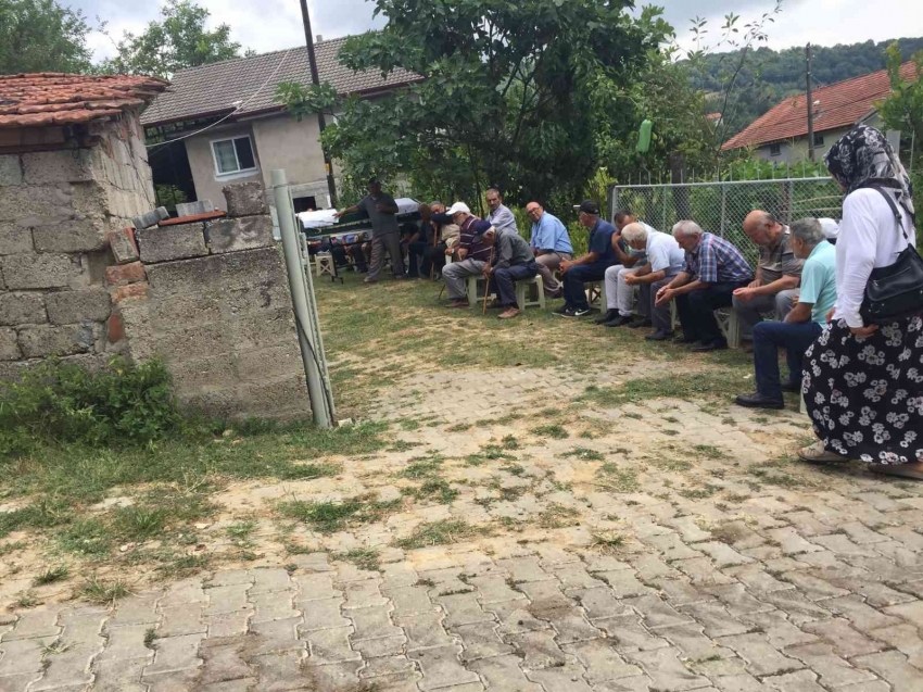 Bahçesinde asılı bulunan yaşlı adam toprağa verildi