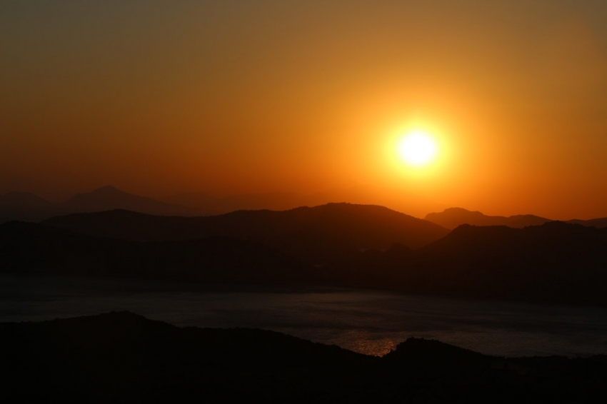 Marmaris’te gün batımı izleyenleri büyülüyor