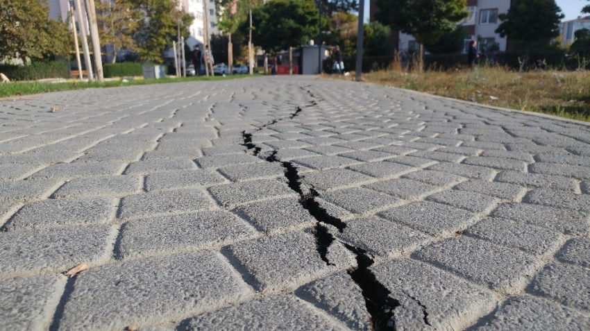 Silivri’de önceki çatlaklar deprem sonrası daha da büyüdü