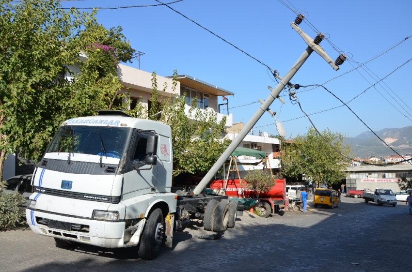 Kamyon elektrik direğini yıktı: Sanayi sitesi elektriksiz kaldı