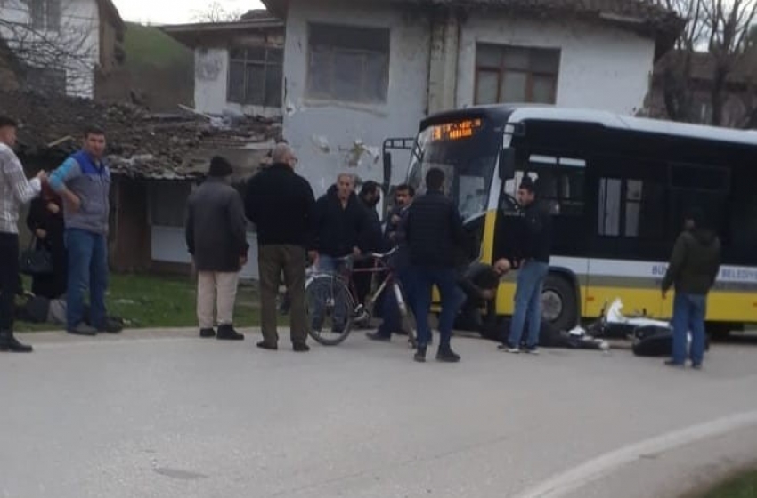 Otobüs ile kafa kafaya çarpışan motosiklet parçalara ayrıldı; 1’i ağır 2 yaralı