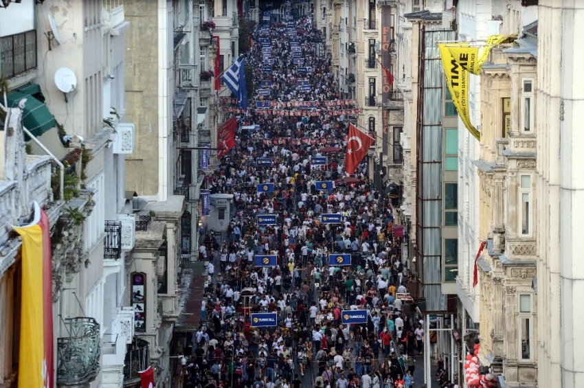 İstiklal Caddesi’nde insan seli