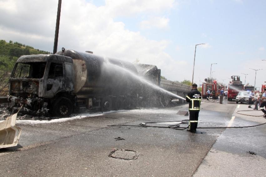 TIR, LPG yüklü tankere çarptı!