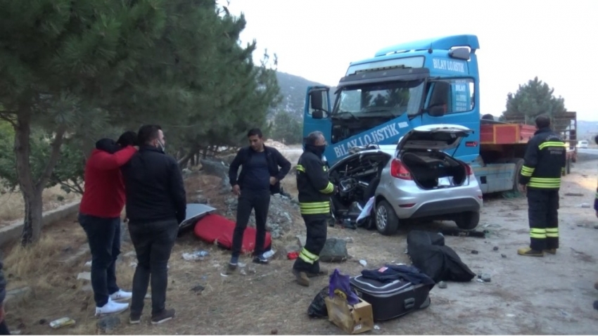 Kaza yapanlara yardım için duran gençler hayatının şokunu yaşadı