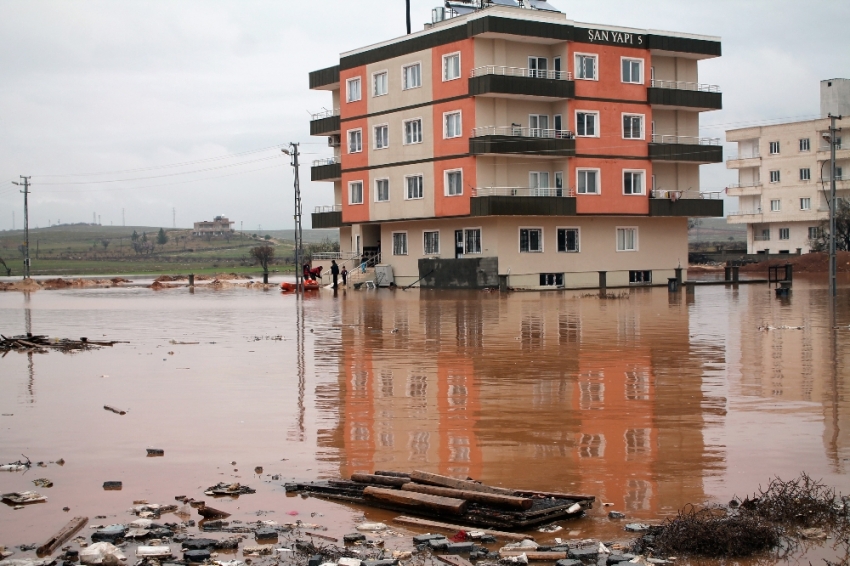 Etrafını su basan binadaki 8 kişi botla tahliye edildi