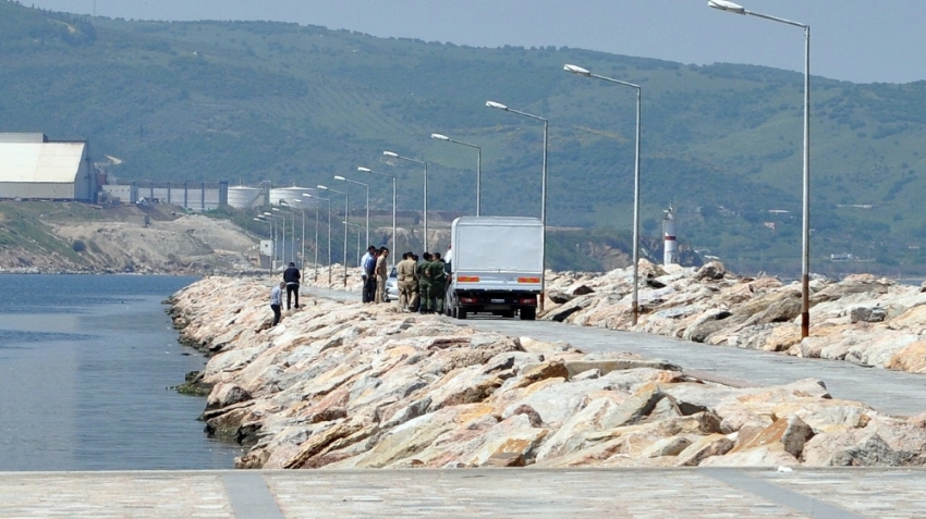 Bir günlük bebeğini yastıkla boğup denize attı